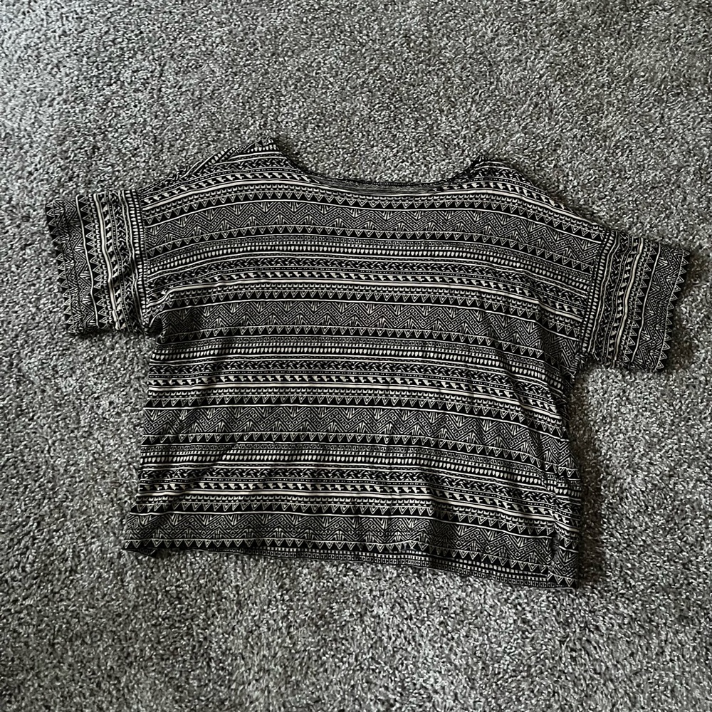 Cropped patterned tee